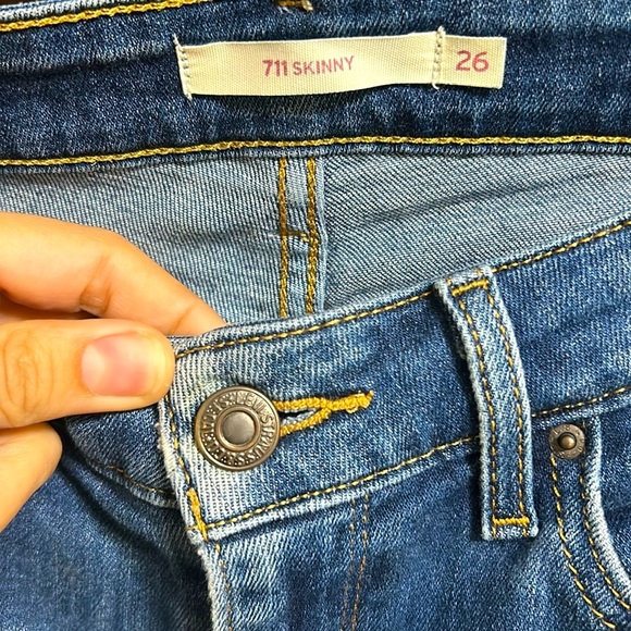 711 Levi’s Mid Rise Skinny Jeans - Picture 5 of 6